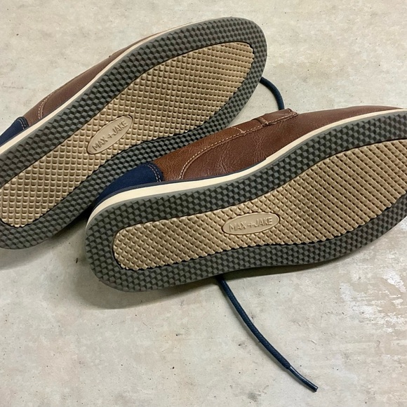 Elegant Brown and Blue Dress Shoes with Textured Soles - Picture 1 of 5